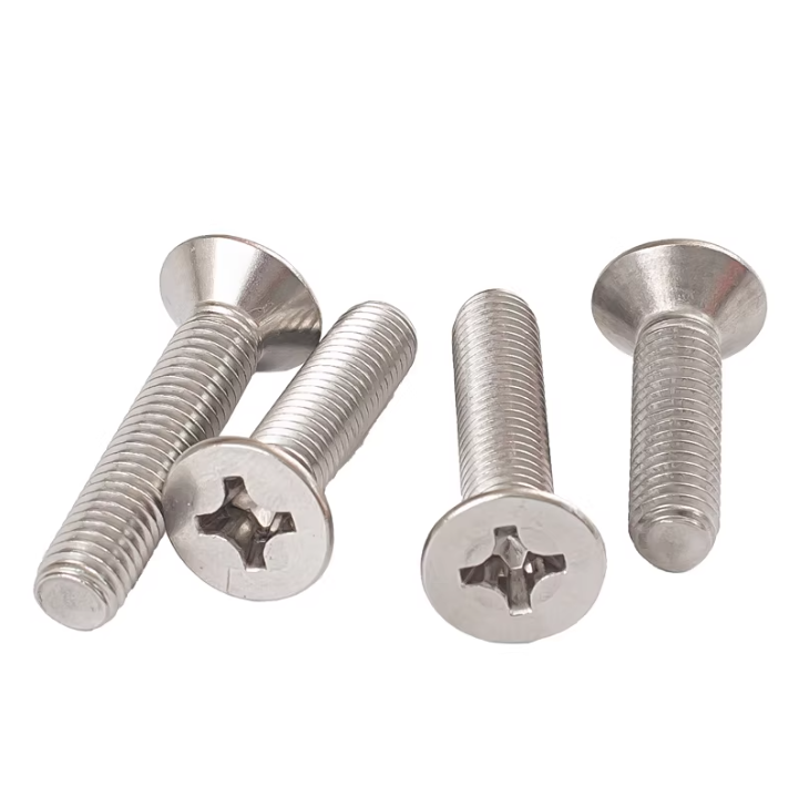 Wat is het belangrijkste verschil tussen schroeven met platte kop en schroeven met verzonken kop?