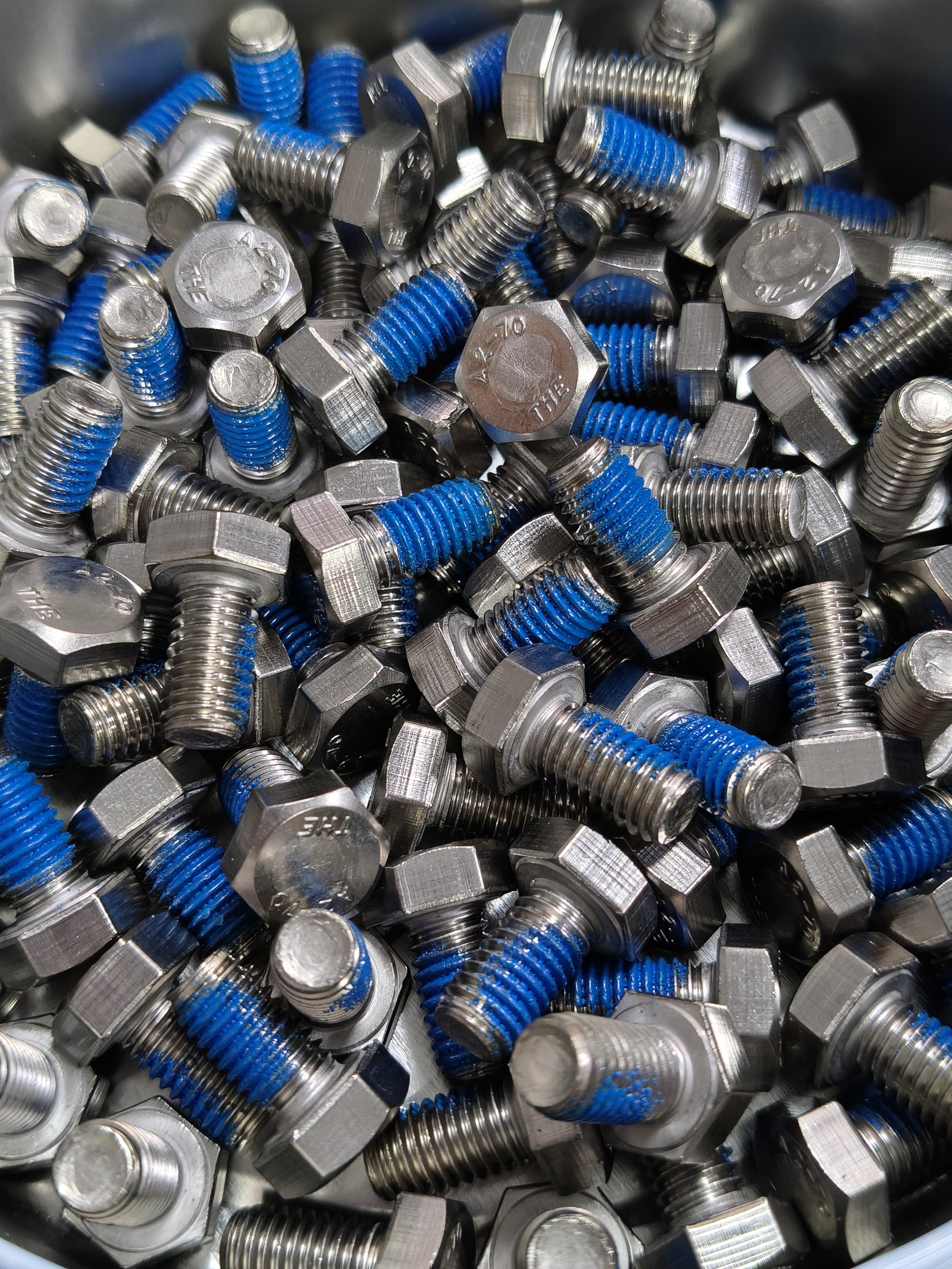 Waarom worden schroefdraadborgende lijmen onderverdeeld in chemische lijmen en nylonlijmen?